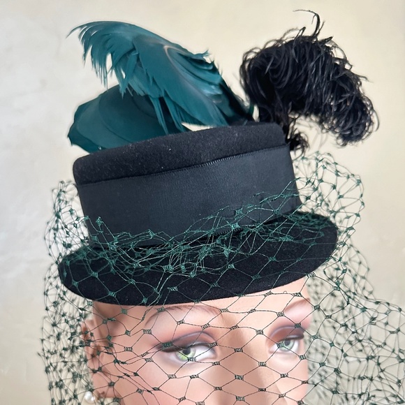 GLORIOUS 1940s' BLACK FELT TILT HAT - Picture 9 of 13